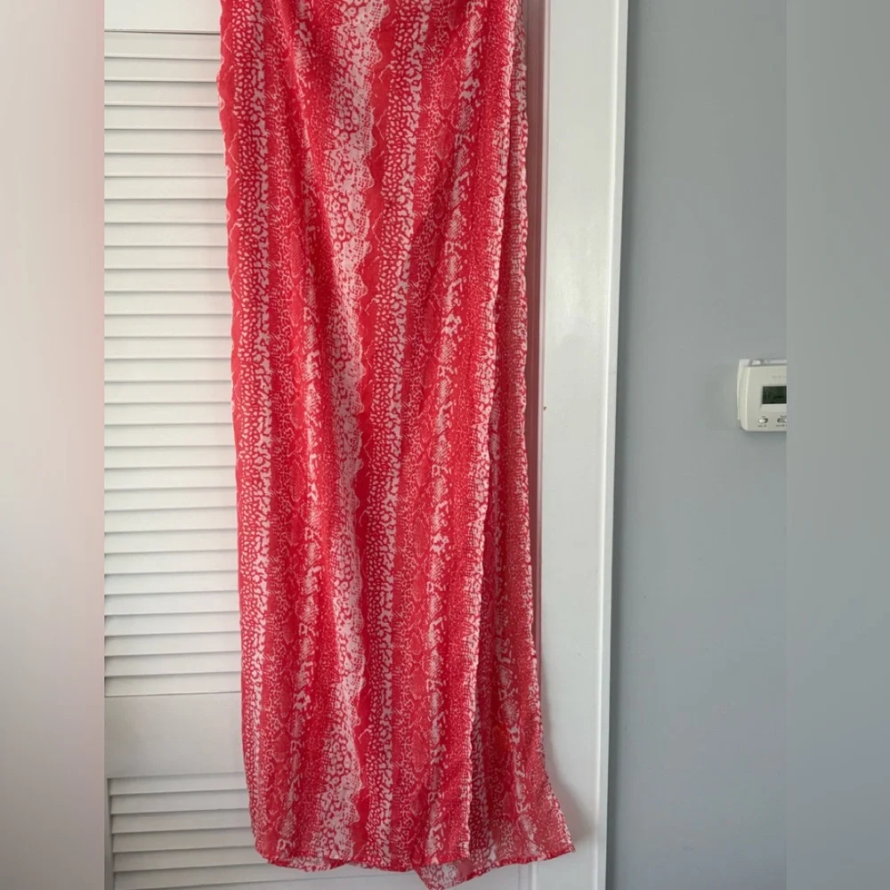 Liz Lange Large Oblong Wrap/Scarf Red & White Snakeskin Print